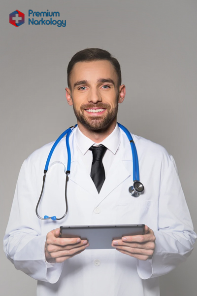 Мужчина врач с планшетом в руках