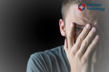 мужчина держится за голову руками